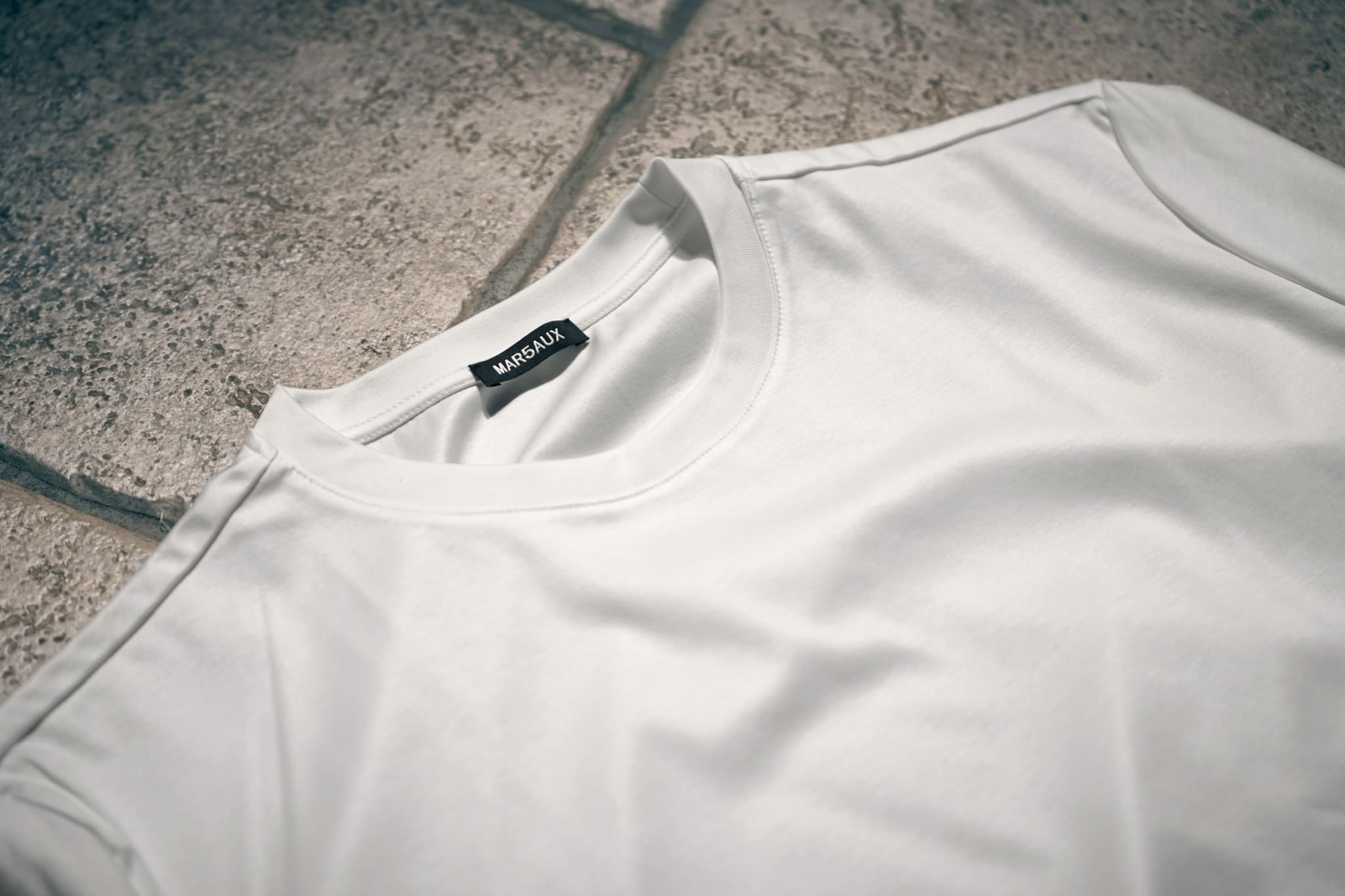 折りたたまれたジェメニブランド白いTシャツ